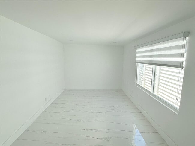 Building Photo - 2201 NE 9th Ave