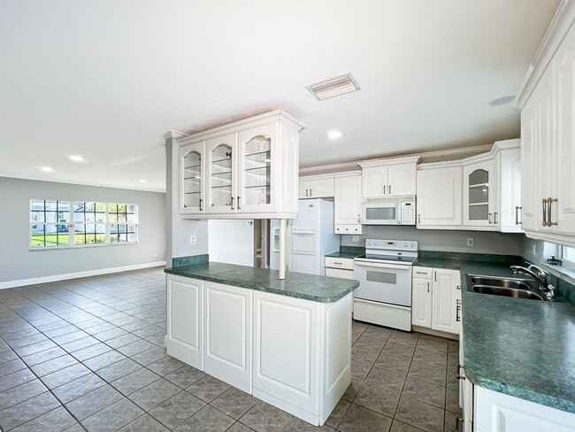 Building Photo - Cape Coral Pool Home with Canal!