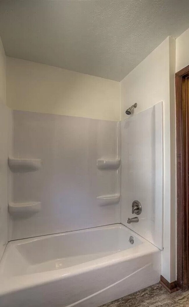 Building Photo - Spacious Home For Rent In Bellevue