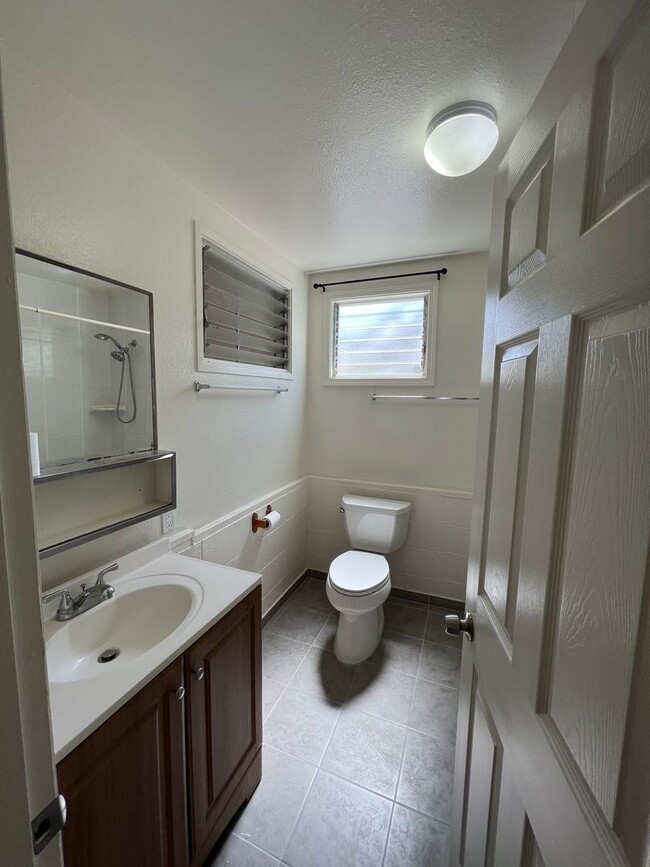 Building Photo - 2 bedroom 1 bath in Liliha!