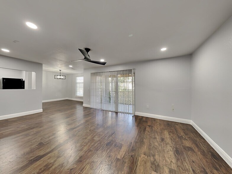 Building Photo - 3979 Versailles Dr