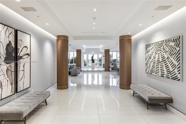 Building Photo - 888 Brickell Key Dr
