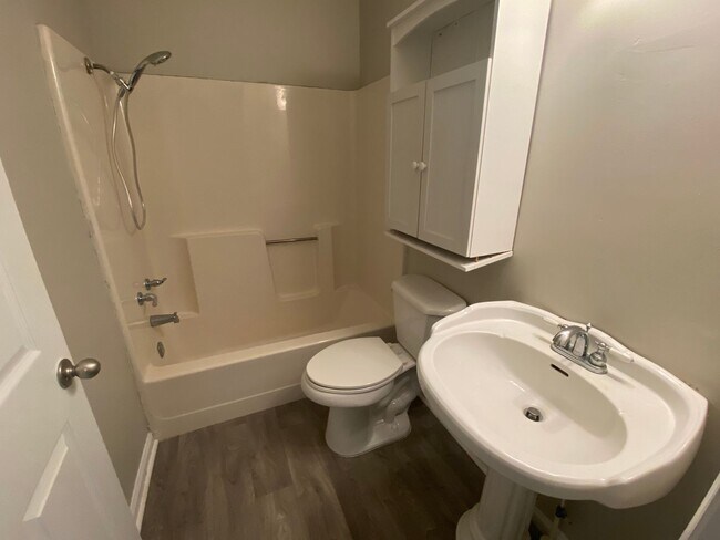 Building Photo - 3 Bedroom, 2 Bathroom House in High Point!