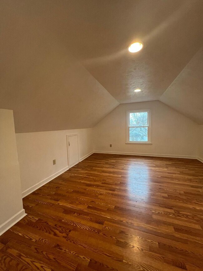 Building Photo - 14221 Glenside Rd