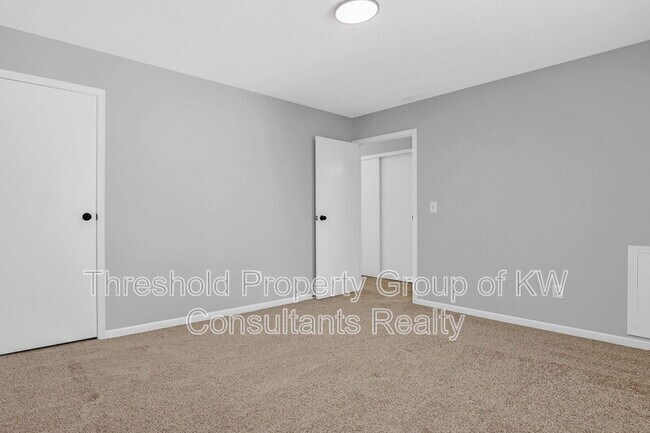 Building Photo - 2522-2524 Weyburn Road - 2524