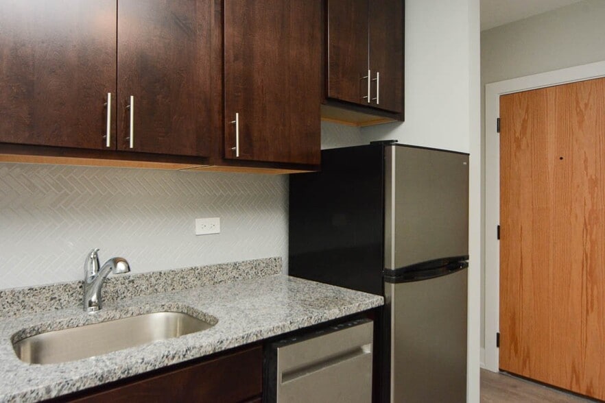 Building Photo - 533 W Belden Ave