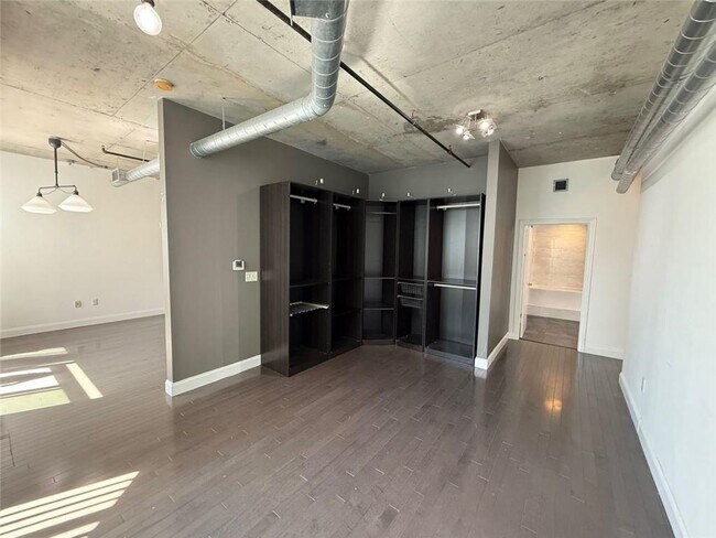 Building Photo - 115 W Peachtree Pl NW