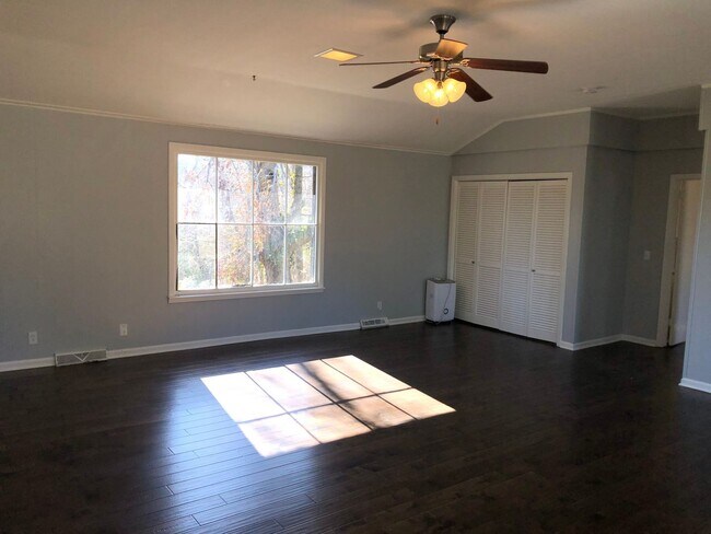 Building Photo - Charming single-level ranch home offers 4 bedrooms and 2 bathrooms in Brentwood