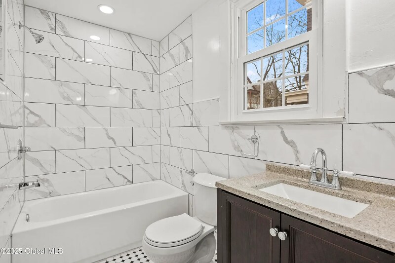 Building Photo - 559 Myrtle Ave