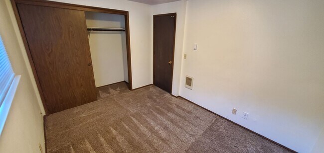 Building Photo - Two Bedroom Apartment in South Salem