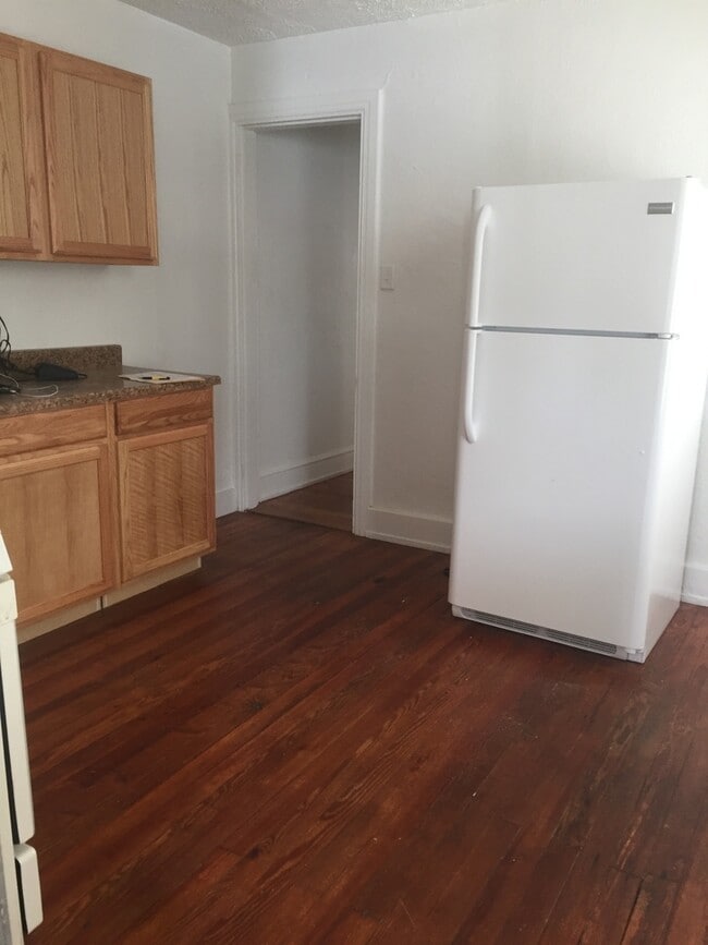 Building Photo - Large 2nd Floor, 4 Bedroom Apartment in York City Near Farquhar Park