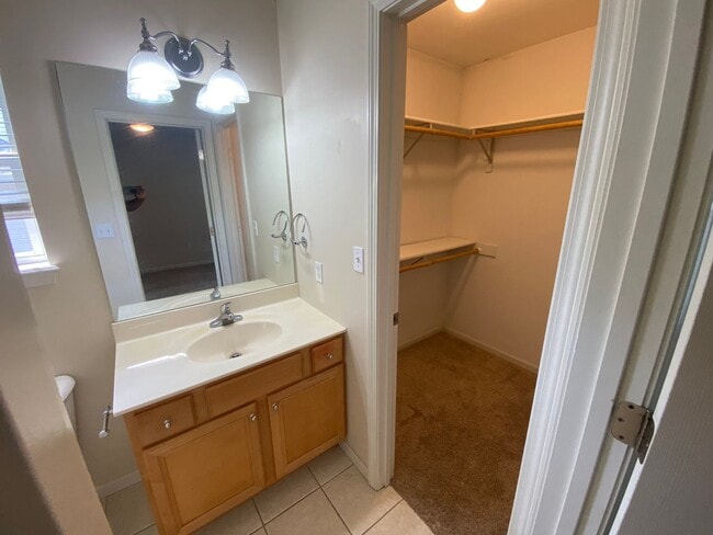 Building Photo - 3BR/2BA $1,800/MO - AVAILABLE 11/1/25