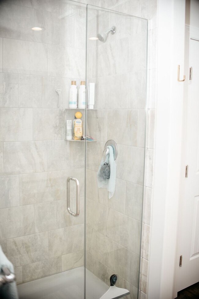 Building Photo - 220 Callie Dr