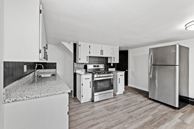 Building Photo - BLACK FRIDAY DEAL! SCORE 50% OFF 1ST MONTH'S RENT IF SIGNED BY NOV. 28! Newly renovated 2 bedroom...