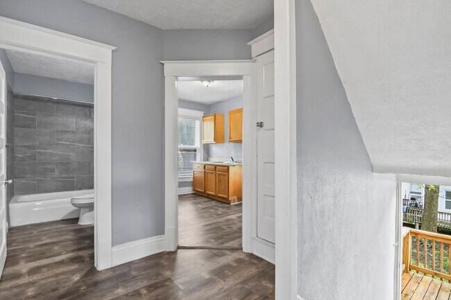 Building Photo - 720 W Edwards St