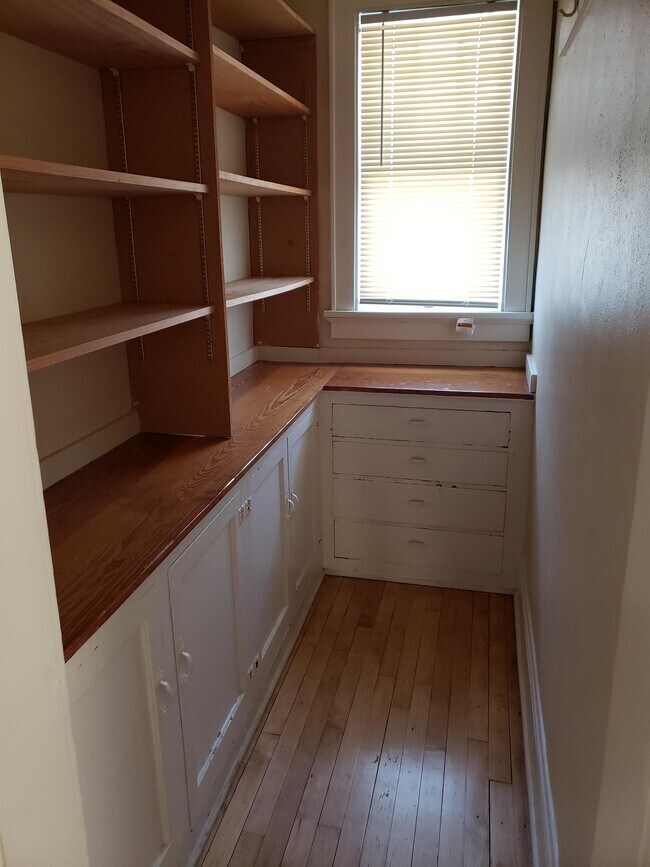 Kitchen Nook - 2902 E Van Norman Ave