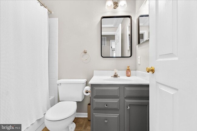 Building Photo - Beautiful End Unit Townhome in Bluffs At Deep Creek!
