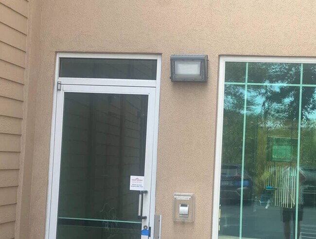 Building Photo - 8303 Palm Pkwy