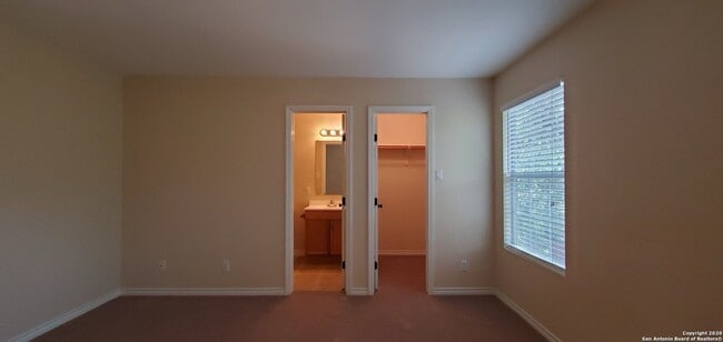 Building Photo - Newly Renovated Town-home