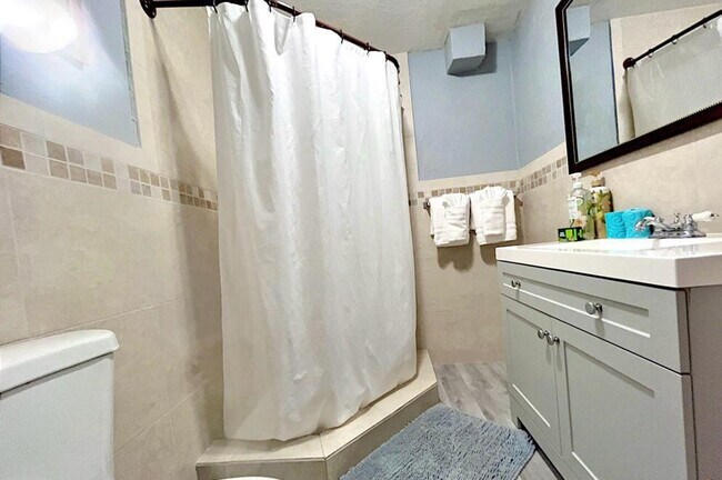 Building Photo - 2625 NE 13th Ct