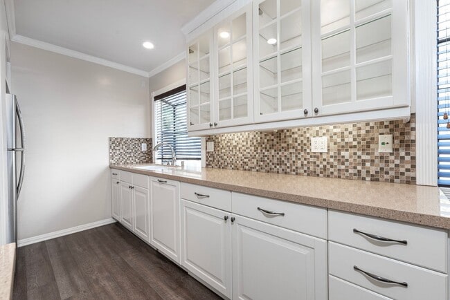 Building Photo - Updated private 2 bedroom/2.5 townhouse in...