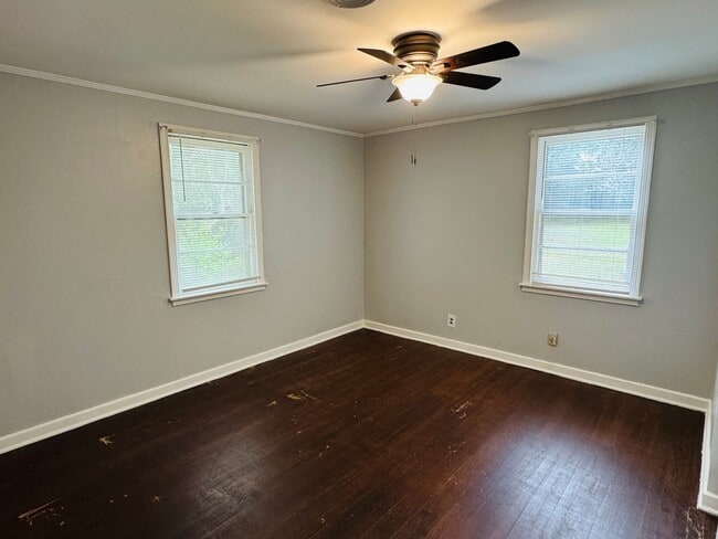 Building Photo - Spacious 3 Bedroom / 2 Bath Home – Designe...