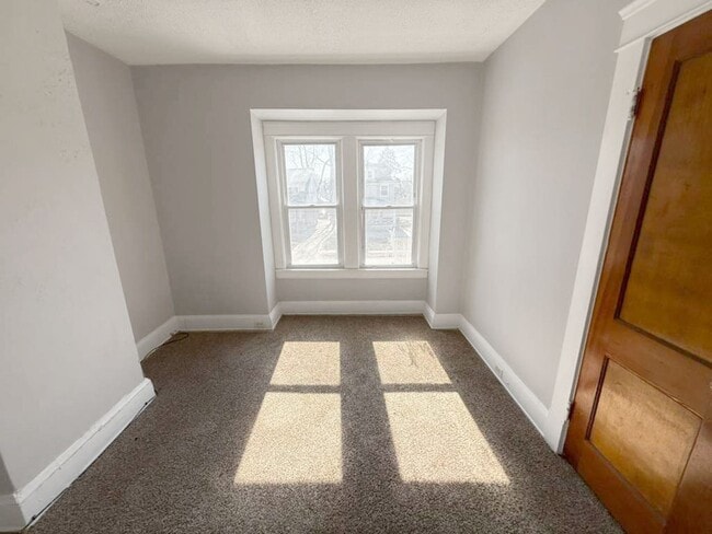 Building Photo - 4 BED 1 BATH SINGLE FAMILY HOME IN CLEVELAND!