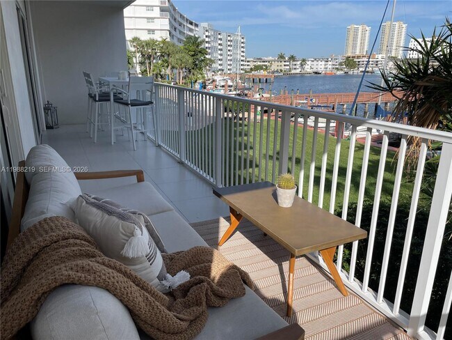 Building Photo - 400 Golden Isles Dr