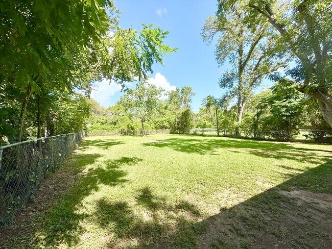 Building Photo - Adorable 3/1/1 Home in Lake Jackson !