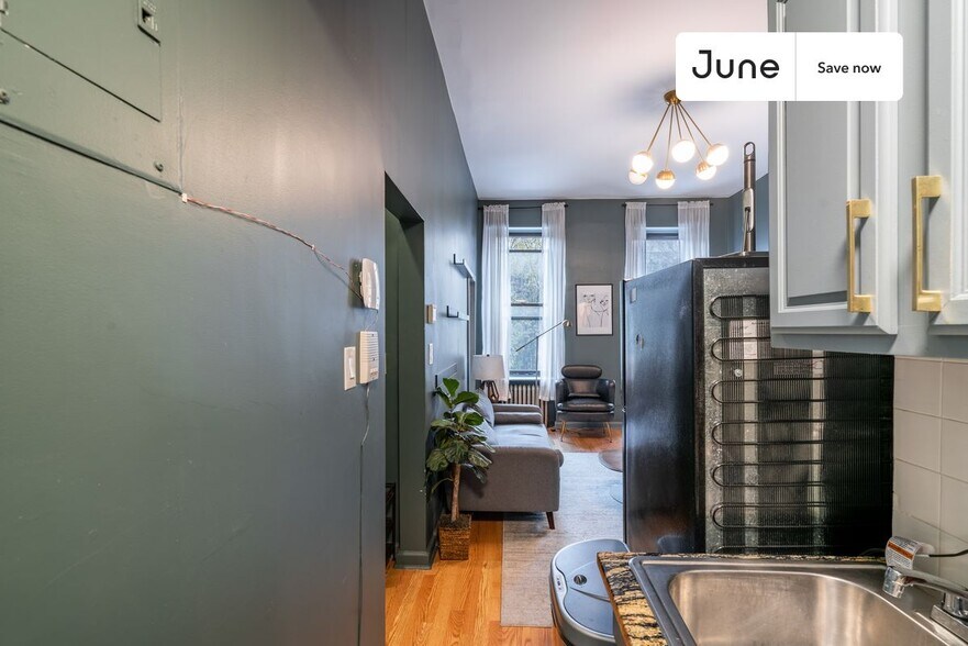 Building Photo - 336 W 46th St