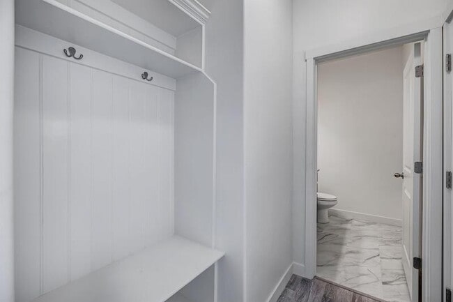 Building Photo - 803 N Hilltop Dr