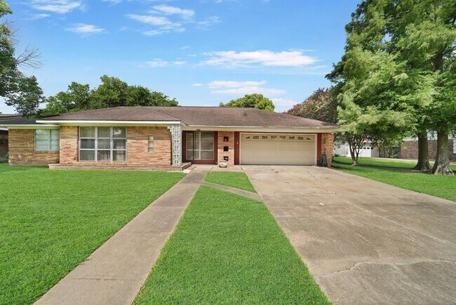 Building Photo - 2210 San Jacinto Dr