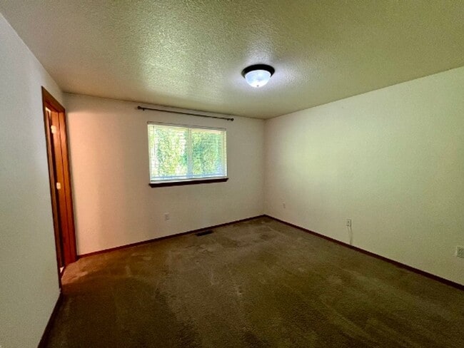 Building Photo - 3 BD w/ Vaulted Ceiling