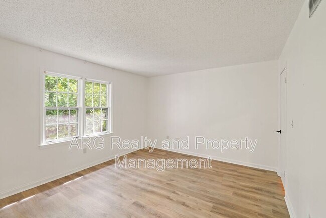 Building Photo - 128 Lablanc Way NW
