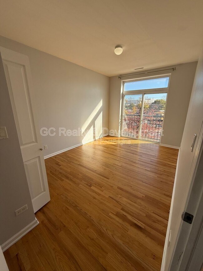 Building Photo - 2520 S Oakley Ave