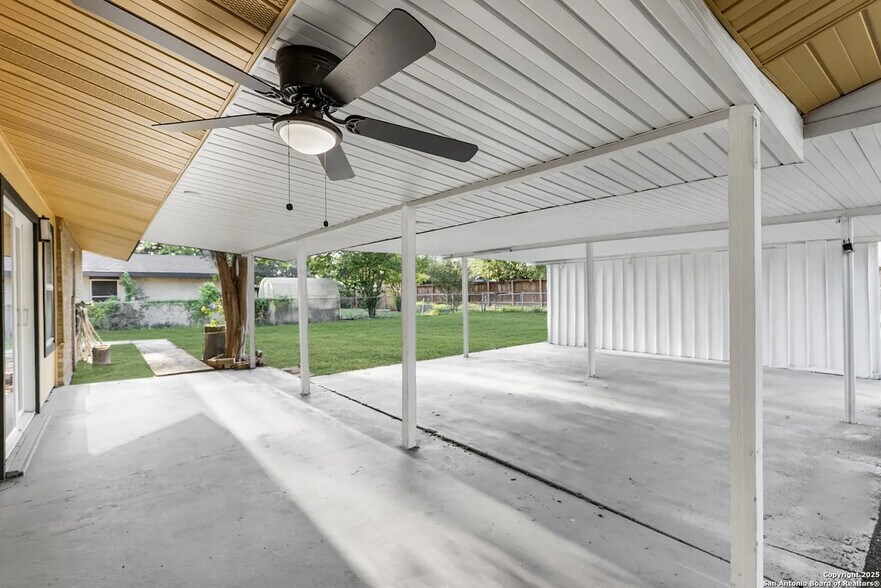 Building Photo - 209 Windcrest Dr