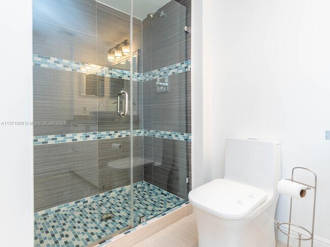 Building Photo - 3701 N Country Club Dr