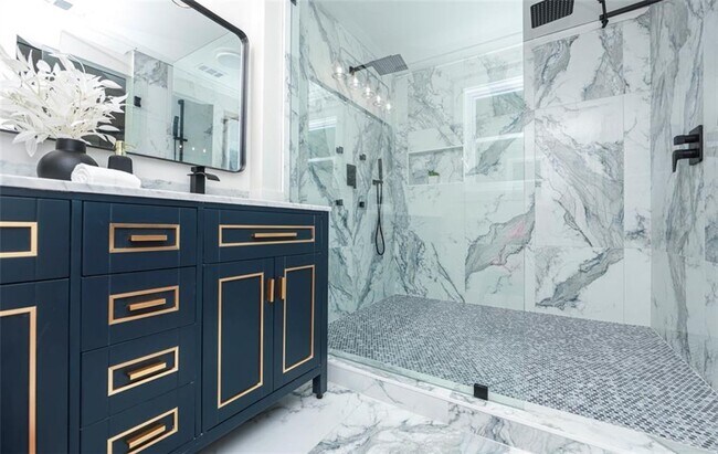 Building Photo - 2908 N Hills Dr NE