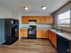 Building Photo - 4 bed 2.5 bath with large backyard!