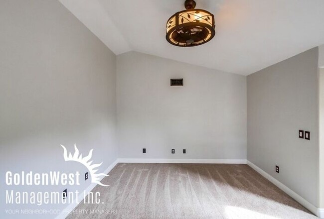 Building Photo - Stunning 2Bdm 2Ba Town-home with Loft in S...