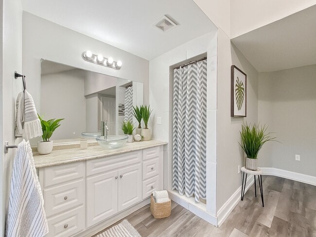 Building Photo - Stunning 4-Bed, 2.5-Bath Corner Lot Home with Modern Upgrades & Detached Garage – Move-In Ready!