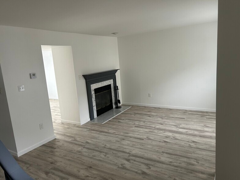 Entrance - Living rm - 5851 Prince George Ct