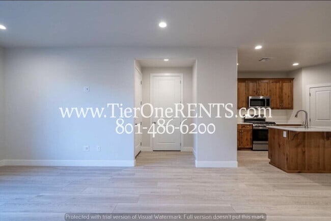 Building Photo - **$500 OFF FIRST MONTHS RENT**
