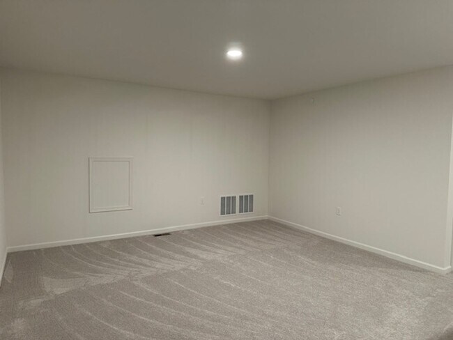 Building Photo - 7884 Oakbrook Dr