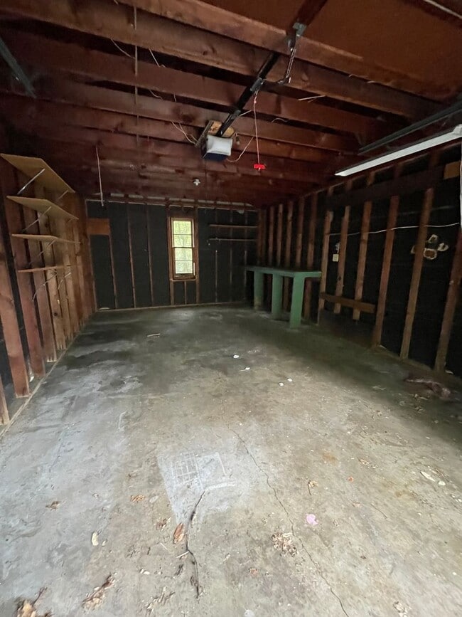 Building Photo - Charming home in a beautiful neighborhood