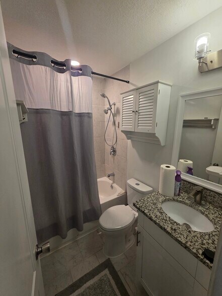 Full bathroom - 2724 Mapleton Ave