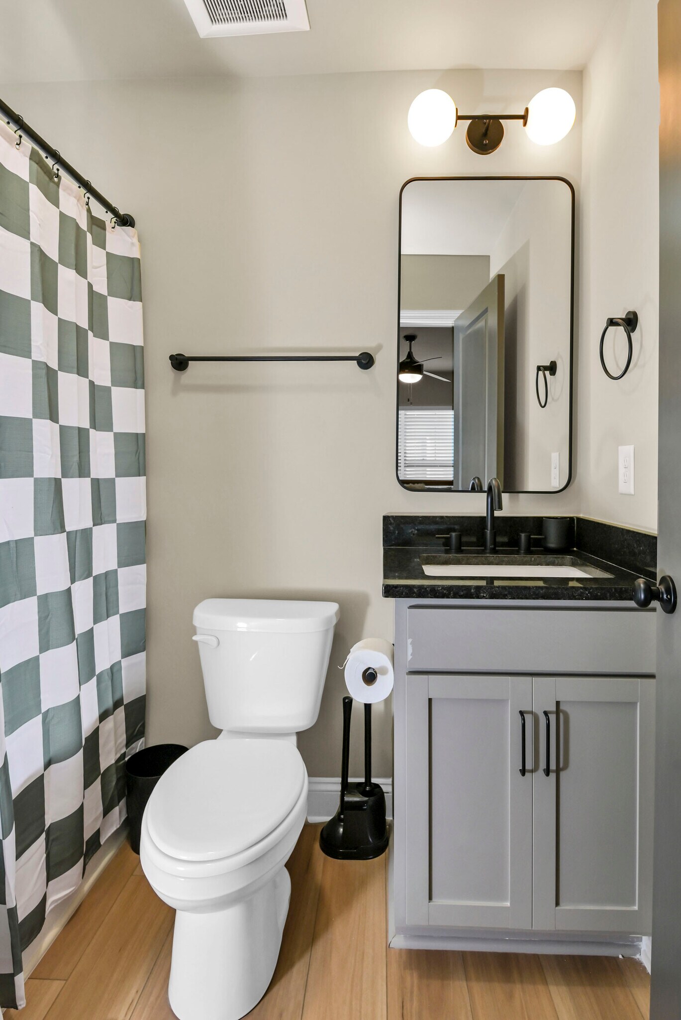 Building Photo - 816 Shull St