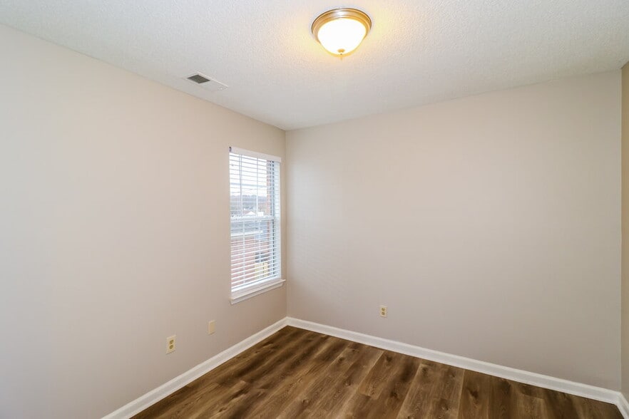 Building Photo - 2204 Stone Stream Dr