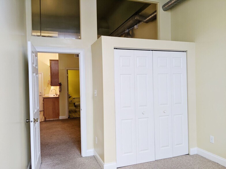 Building Photo - Redmen - Residential