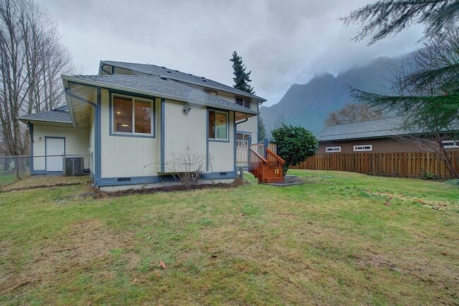 Building Photo - 3Bd/2.25Ba North Bend House